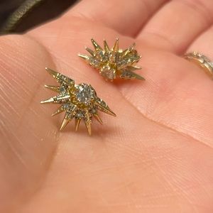 Melinda Maria Exquisite studs! Don’t these remind you of a sun rise or sunset?